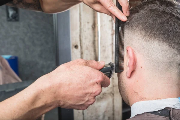 Männlich Friseur Herstellung Haarschnitt Für Seine Kunde Salon — Stockfoto