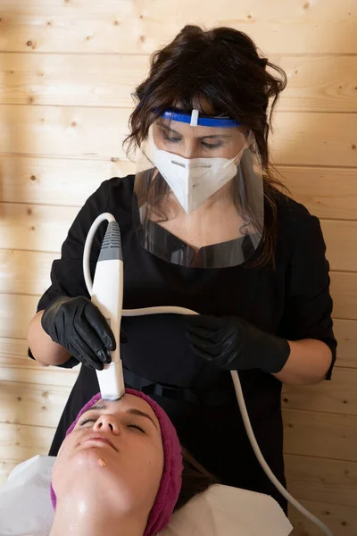 Cosmétologue Faisant Une Procédure Soins Peau Faciale Pour Client — Photo