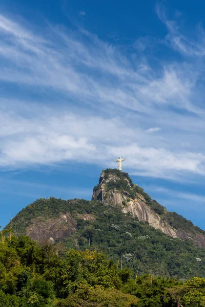 Piękny Widok Chrystusa Odkupiciela Statua Szczycie Góry Niebieskim Niebem Białymi — Zdjęcie stockowe