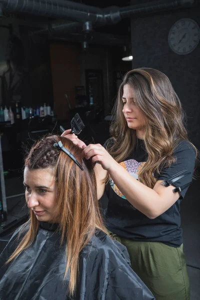 Femmes Dans Salon Coiffure Faisant Nouvelle Coiffure — Photo