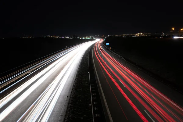 Rutas Carretera Ligeras Que Conducen Los Coches Que Pasan Durante —  Fotos de Stock