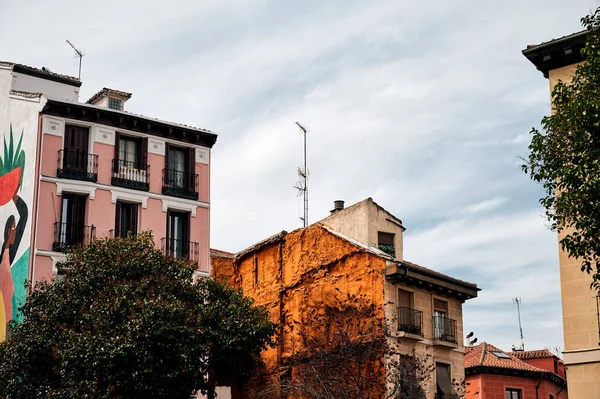 Bajo Ángulo Edificios Piedra Envejecida Con Arquitectura Típica Balcones Contra —  Fotos de Stock