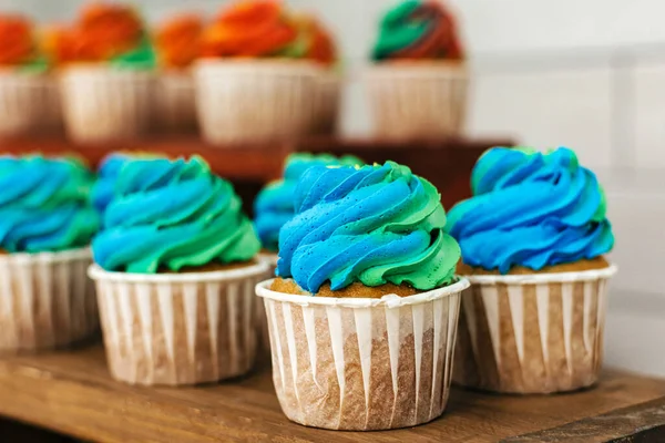 Deliciosos Cupcakes Com Creme Azul Verde — Fotografia de Stock