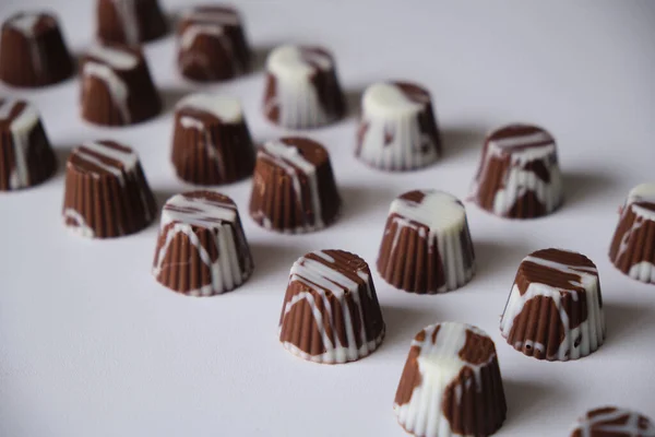 Bombonok Vagy Harapások Fehér Csokoládéból Tejcsokoládéból Étcsokoládéból Mogyorókrémmel Mogyoróvajjal Dulce — Stock Fotó