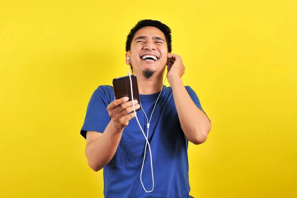 Portret Van Opgewonden Aziatische Man Lachen Gelukkig Luisteren Naar Muziek — Stockfoto