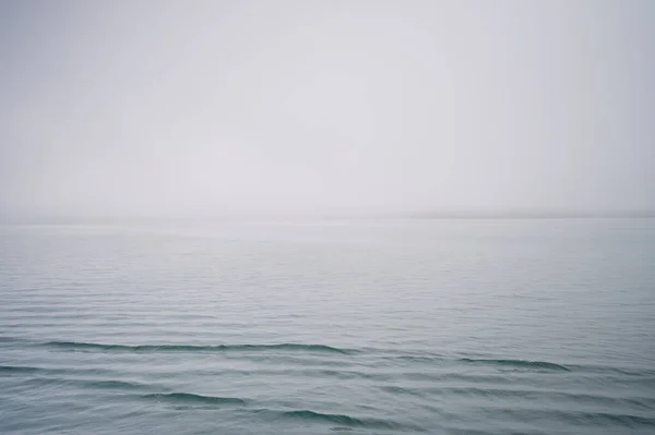 Belle Surface Eau Mer Avec Des Nuages Blancs — Photo