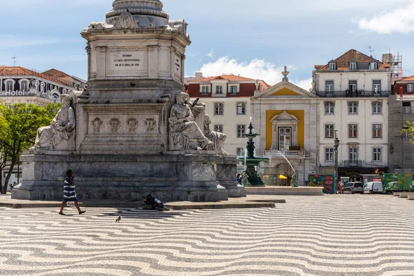 ポルトガルリスボンの公共広場にある古い歴史的中心部の記念碑への美しい眺め — ストック写真