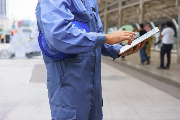 Meccanico Sta Usando Tablet — Foto Stock