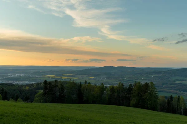 Krajina Spoustou Mraků Hornaté Oblasti Beskyd Během Slunečného Odpoledne — Stock fotografie