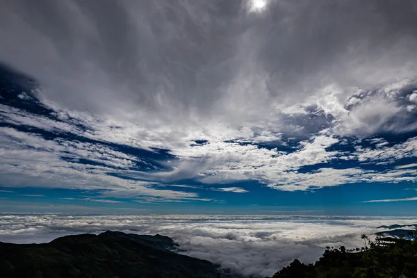 Красивый Пейзаж Облаками Голубым Небом — стоковое фото