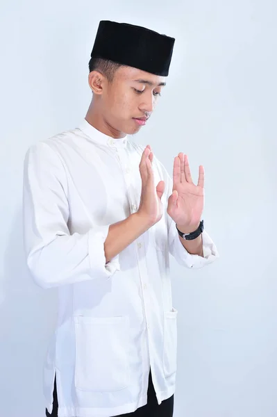 Retrato Jovem Homem Muçulmano Foco Orando Deus Isolado Fundo Branco — Fotografia de Stock