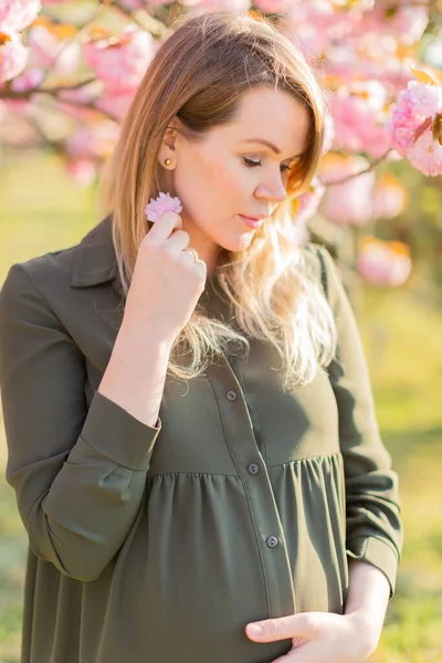 Freckled Blonde Pregnant Woman Park Spring Sakura Trees Shallow Depth — Stock Fotó