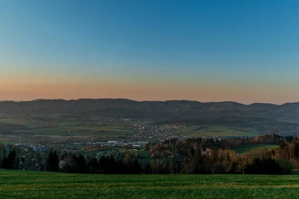 Zachód Słońca Górskim Krajobrazie Wioską Leżącą Pod Górami Zasova Czech — Zdjęcie stockowe