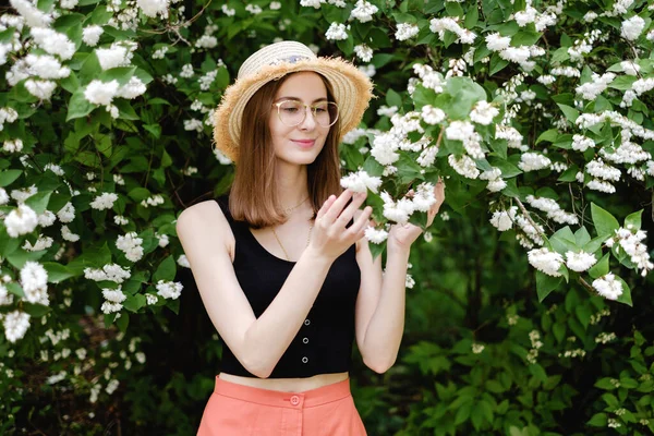 Young Woman Summer Hat Eye Glasses Walks Flowering Trees — Foto Stock