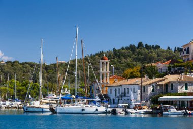 Yunanistan 'ın Meganisi adasındaki Vathy limanının manzarası.