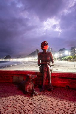 Brezilya, Rio de Janeiro 'daki salgın sırasında maske takan kadın heykeli için güzel bir manzara.