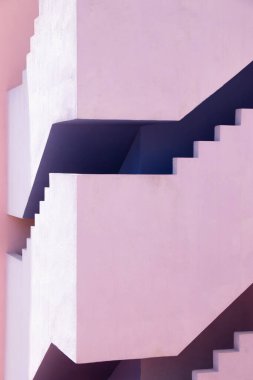 Güneşli bir günde aydınlık binanın dışı