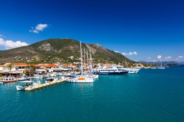 Yunanistan 'ın Meganisi adasındaki Vathy limanının manzarası.