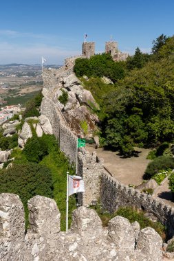 Lizbon, Portekiz yakınlarındaki Sintra 'daki eski fundalık kale ve kulelere güzel bir manzara
