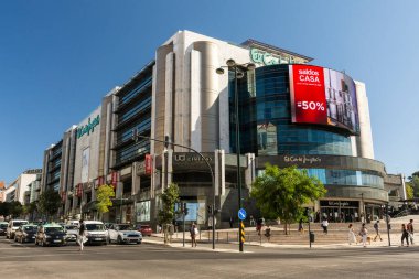Lizbon, Portekiz 'in merkezindeki Corte Ingles alışveriş merkezine güzel bir manzara