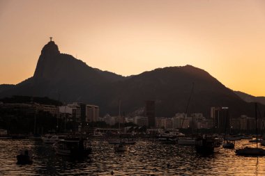 Okyanusun güzel manzarası, Corcovado Dağı ve gün batımında Kurtarıcı İsa heykeli, Rio de Janeiro, Brezilya