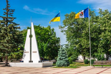 İzmail, Ukrayna 06.07.2020. Güneşli bir yaz gününde, İzmail, Ukrayna 'daki Tuna Nehri üzerindeki şehir dolgusu.