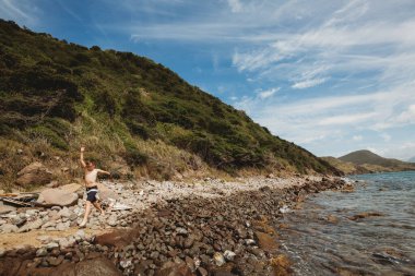 Çocuk Karayipler 'deki sahil boyunca gemi limanı durağında koşuyor.