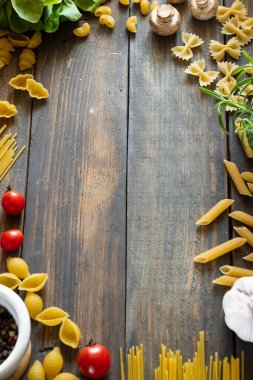 Farklı türde çiğ makarna. İtalyan yemeği. Sağlıklı gıda geçmişi kavramı. Düz yerde, üst tarafta. Yapıştırıcı kopyala.