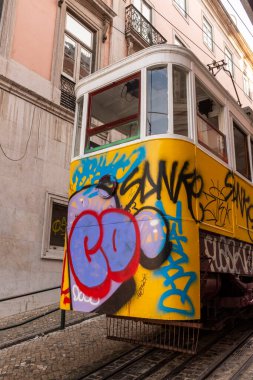 Lizbon, Portekiz 'in merkezindeki tarihi tramvay asansörü ve binaların güzel manzarası