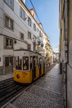 Lizbon, Portekiz 'in merkezindeki tarihi tramvay asansörü ve binaların güzel manzarası
