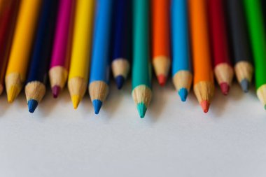 Beyaz arkaplanda renkli kalemler