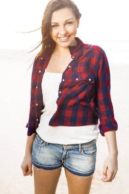 Sahilde hayatın tadını çıkaran mutlu bir kızın portresi.