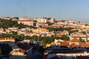 Lizbon, Portekiz 'in merkezindeki eski tarihi şehir binalarına güzel manzara