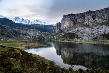 Covadonga gölünün gün batımı manzarası. Ercina Gölü