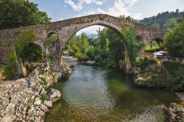 Asturias 'taki (İspanya) Cangas de Ons köprüsünde insanlar olmadan 