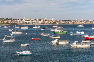 Lizbon, Portekiz yakınlarındaki Cascais 'de tekneler ve okyanus