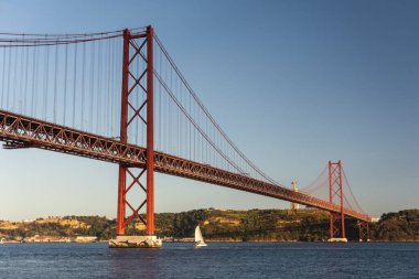 25 de Abril Köprüsü 'ne güzel bir manzara Tejo Nehri üzerinde gün batımı saatinde, merkez Lizbon, Portekiz