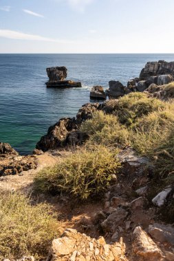 Lizbon, Portekiz yakınlarındaki Cascais 'deki okyanus kayalıklarının güzel manzarası.