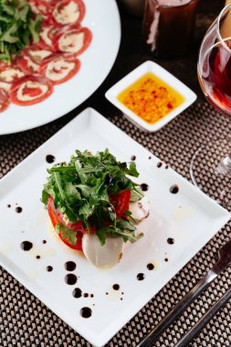 Beyaz tabakta salata ve koyu arkaplan