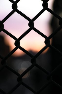 Gün batımı arkaplanı bulanık siyah demir ızgara dokusu