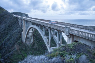 Köprü, deniz manzarası