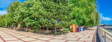 İzmail, Ukrayna 06.07.2020. Güneşli bir yaz gününde, İzmail, Ukrayna 'daki Tuna Nehri üzerindeki şehir dolgusu.