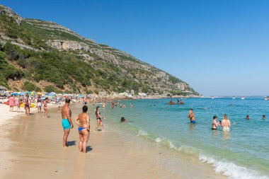 Güneşli bir günde Setubal, Lizbon, Portekiz yakınlarında turistlerle sahile güzel bir manzara.