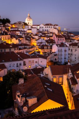 Lizbon, Portekiz 'in merkezindeki eski tarihi şehir binalarına güzel manzara