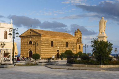 Zakynthos 'taki Solomon Meydanı' ndaki Aziz Nikolaos Molou Kilisesi 'nde gün doğumu.