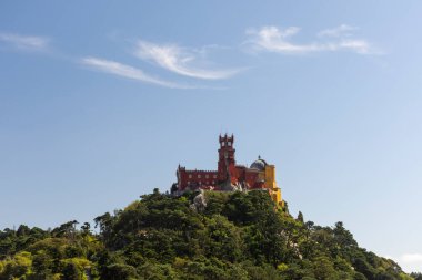 Portekiz, Lizbon yakınlarındaki Sintra 'daki yeşil tepenin üzerindeki tarihi şatoya güzel bir manzara.