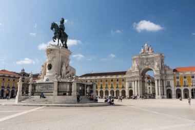 Comercio halk meydanındaki tarihi şehir binaları ve anıtlarına güzel bir manzara, Lizbon, Portekiz şehir merkezi