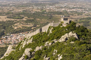 Lizbon, Portekiz yakınlarındaki Sintra 'daki eski fundalık kale ve kulelere güzel bir manzara