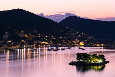 Lefkada kasabasında yelkenli tekneler, Yunanistan