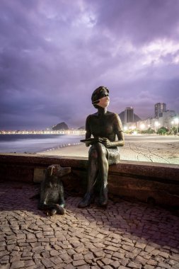 Brezilya, Rio de Janeiro 'daki salgın sırasında maske takan kadın heykeli için güzel bir manzara.